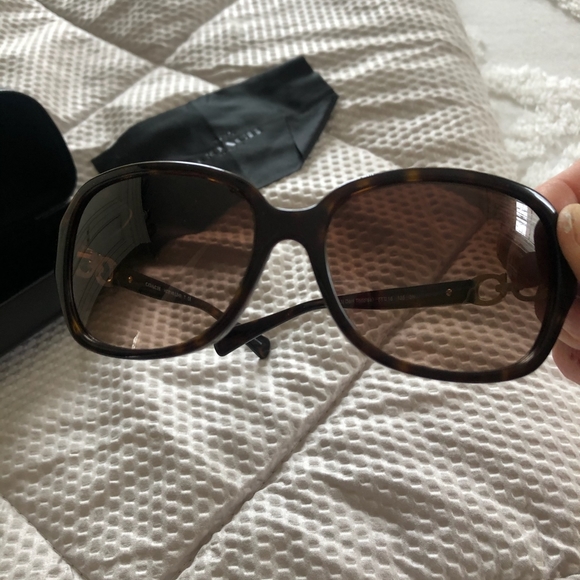 Coach Sunglasses with Coach Hardshell Case - Picture 4 of 5